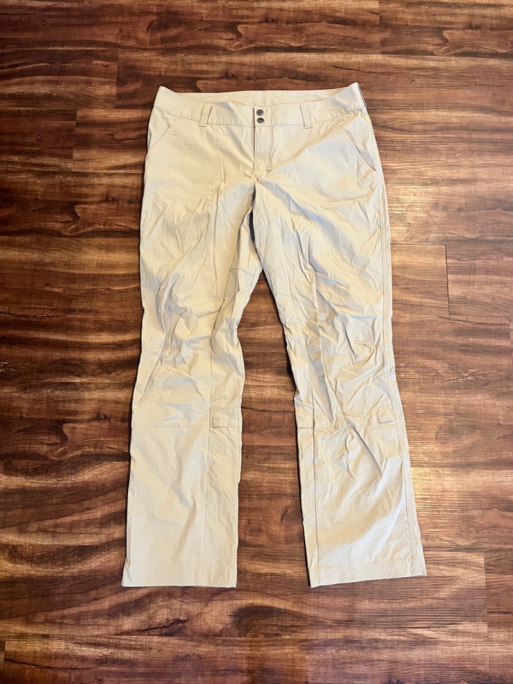 Columbia Women’s hiking pants in beige. NWOT. Women’s SZ 14